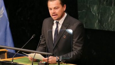 Актёр Леонардо Ди Каприо во время подписания Парижского соглашения об изменении климата в ООН в Нью-Йорке 22 апреля 2016 г. (Jemal Countess/Getty Images)