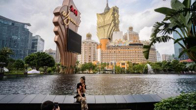 Посетители около казино Grand Lisboa в Макао, Китай, 5 марта 2019 г. (Anthony Wallace/AFP via Getty Images)
