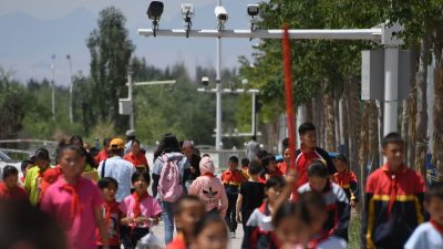 Школьники, идущие под камерами наблюдения в Акто, к югу от Кашгара, в западном регионе Китая Синьцзян. (Greg Baker/AFP via Getty Images)