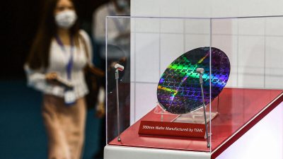 Микросхема Тайваньской компании по производству полупроводников (TSMC) на Всемирной конференции по полупроводникам 2020 года в Нанкине, китайская провинция Цзянсу, 26 августа 2020 года Фото: STR / AFP через Getty Images