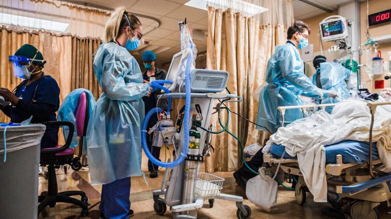 Врача уволили за попытку лечить пациентов с COVID-19 ивермектином Медицинские работники. Фото: ARIANA DREHSLER / AFP через Getty Images