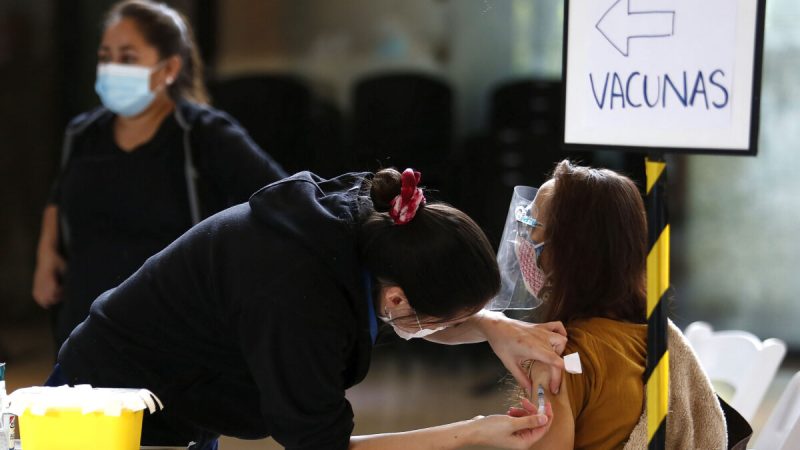 Медицинский работник прививает пожилого человека вакциной Sinovac 19 марта 2021 года в Сантьяго, Чили. (Marcelo Hernandez/Getty Images)
