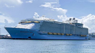 Круизный лайнер Royal Caribbean, Symphony of the Seas, пришвартован в порту Майами 1 августа 2021 г. (Фото Дэниела СЛИМ / AFP) (Фото ДАНИЭЛЯ СЛИМА / AFP через Getty Images)