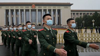 Военные делегаты маршируют после празднования 110-й годовщины Синьхайской революции, которая свергла династию Цин и привела к основанию Китайской Республики. Большом зале народных собраний в Пекине 9 октября 2021 года. (Noel Celis/AFP via Getty Images)
