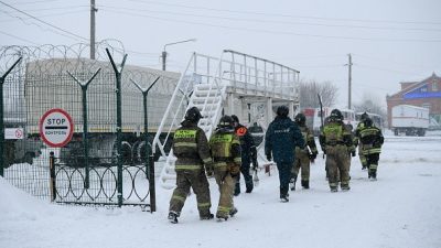 Следователи и спасатели прибывают на шахту Листвяжная в Кемеровской области недалеко от города Белово после аварии 25 ноября 2021 года. Фото Александра ПАТРИНА / AFP через Getty Images
