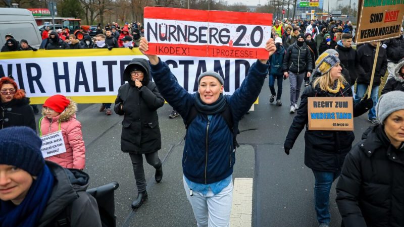 Противники вакцинации на акции протеста в Нюрнберге, Германия, 19 декабря 2021 г. Фото: Leonhard Simon / Getty Images
