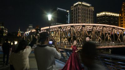 Пара позирует для свадебной фотографии на набережной Бунд 10 сентября 2021 года в Шанхае, Китай. Фото: Hu Chengwei/Getty Images