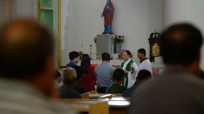 Китайские католики, принадлежащие к «подпольной» церкви, на мессе в Дунлу, провинция Хэбэй, Китай, 22 мая 2013 г. Фото: Mark Ralston/AFP via Getty Images
