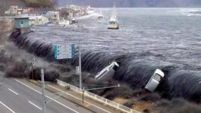 Фото: Мощное цунами после землетрясения магнитудой 9,0 на востоке Японии в Тихом океане, 11 марта 2011 года. (Screenshot via YouTube) 
