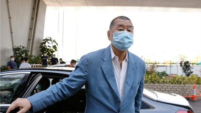 Медиамагнат Джимми Лай Чи-Ин прибыл в суд Западного Коулуна для предъявления ему обвинений, связанных с незаконным собранием в память о бойне на площади Тяньаньмэнь в 1989 году в Гонконге, Китай, 15 октября 2020 года. (Tyrone Siu/ Reuters)