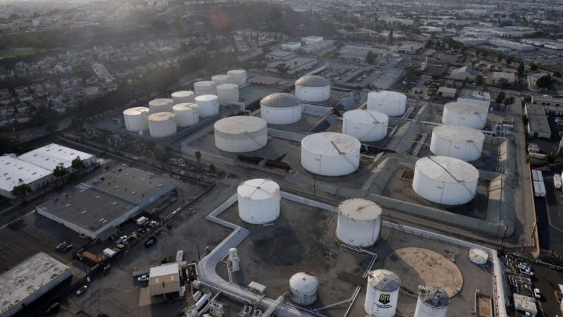 Хранилище нефти в Лос-Анджелесе, 7 апреля 2021 г. Фото: Lucy Nicholson/Reuters 