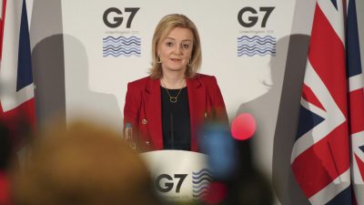 Министр иностранных дел Великобритании Лиз Трасс выступает на пресс-конференции на встрече министров иностранных дел Большой семёрки в Ливерпуле, Англия, 12 декабря 2021 г. Фото: Jon Super / AP Photo
