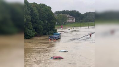 Автомобили на затопленной дороге в Шах-Аламе, Малайзия, 18 декабря 2021 года, на снимке, полученном из видеозаписей в социальных сетях. (Любезно предоставлено Ashraf Noor Azam/via Reuters)
