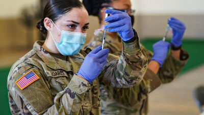 Старшина Кайли Соарес готовит дозу вакцины COVID-19 во время вакцинации военнослужащих Национальной гвардии Гавайев, участвующих в оперативном реагировании COVID-19 на острове Кауаи, 12 января 2021 года. (U.S. Air National Guard /Master Sgt. Andrew Jackson)