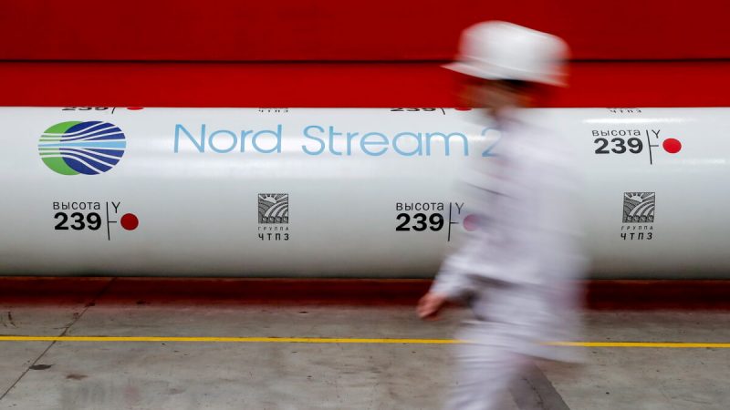 Логотип проекта газопровода «Северный поток 2» на трубе на Челябинском трубопрокатном заводе в Челябинске, Россия, 26 февраля 2020 года. (Maxim Shemetov/Reuters)
