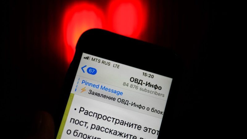iPhone показывает аккаунт в Telegram известной в России группы юридической помощи «ОВД-Инфо», отслеживающей политические аресты, Россия, 25 декабря 2021 года. (Александр Земляниченко/AP Photo)
