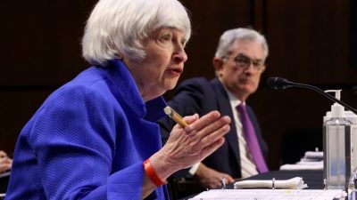 Министр финансов США Джанет Йеллен даёт показания во время слушаний в комитете Сената по банковскому делу, жилищному строительству и городским делам по закону CARES в офисном здании Сената Харта в Вашингтоне, округ Колумбия, США, 28 сентября 2021 года. (Kevin Dietsch/Pool via Reuters)