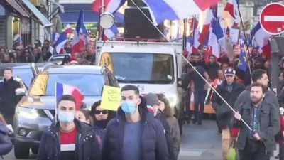 Тысячи людей протестуют против антивирусных мер в Париже, Франция, 18 декабря 2021 года. (AP/Screenshot via The Epoch Times)
