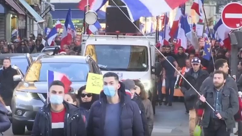 Тысячи людей протестуют против антивирусных мер в Париже, Франция, 18 декабря 2021 года. (AP/Screenshot via The Epoch Times)
