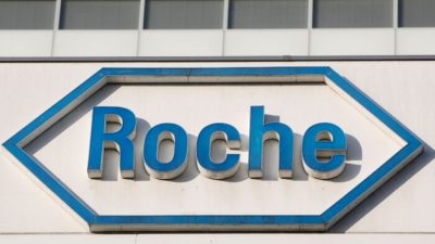 Логотип швейцарского производителя лекарств Roche на его штаб-квартире в Базеле, Швейцария, 30 января 2020 г. Фото: Arnd Wiegmann / Reuters