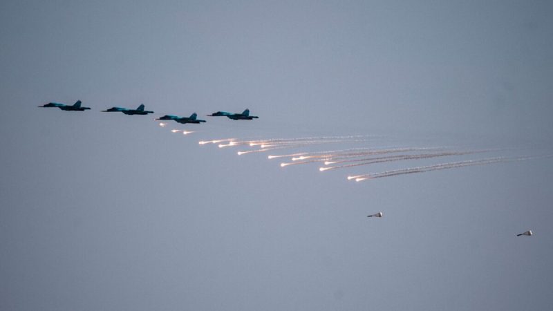 Российские истребители сбрасывают бомбы над военной базой Ашулук на юге России на этой фотографии из архива, сделанной 22 сентября 2020 года. (Mitar Dilkoffl/AFP via Getty Images) 