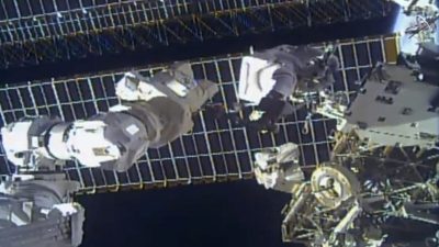 Астронавт Том Маршберн заменяет сломанную антенну снаружи Международной космической станции 2 декабря 2021 года. (NASA via AP)