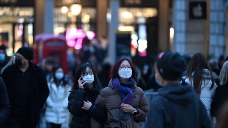 Гуляющие по Лондону, 21 декабря 2021 г. (Justin Tallis/AFP via Getty Images)