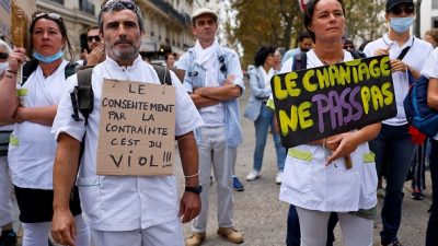 Демонстранты осуждают обязательную вакцинацию представителей некоторых профессий и введение санитарных пропусков, Париж, 11 сентября 2021 года. (THOMAS SAMSON/AFP via Getty Images)
