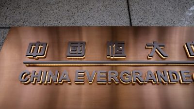 Вывеска China Evergrande Centre в Гонконге 7 декабря 2021 года. (Tyrone Siu/Reuters)