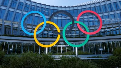 Олимпийские кольца перед штаб-квартирой Международного олимпийского комитета в Лозанне, Швейцария, 26 января 2021 г. (Denis Balibouse/Reuters)
