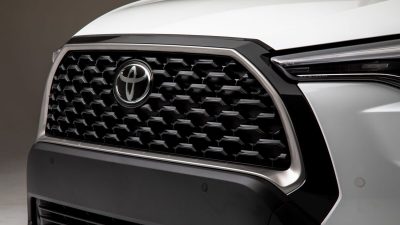 Отчётливая чёрная решётка радиатора. (Предоставлено Toyota)