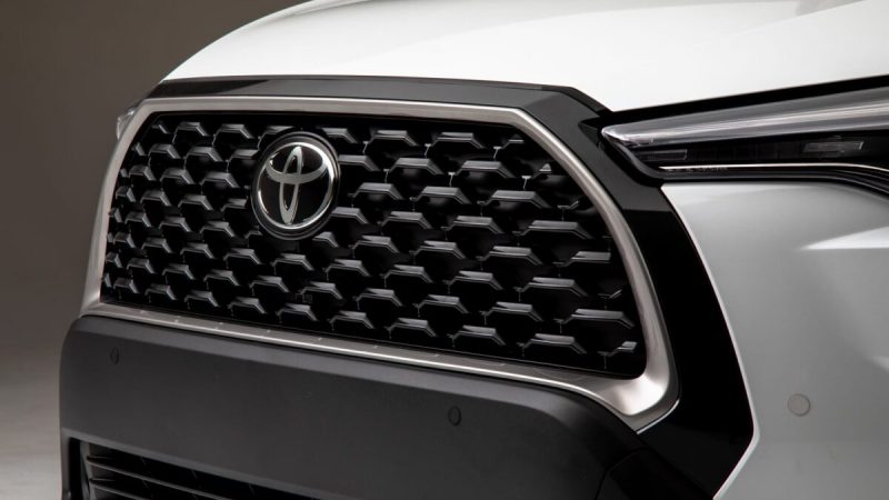 Отчётливая чёрная решётка радиатора. (Предоставлено Toyota)