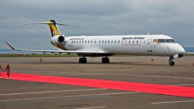 Самолёт авиакомпании Uganda Airlines Bombardier готовится к вылету в аэропорту Энтеббе во время запуска первого рейса Uganda Airlines в международный аэропорт Джомо Кеньятта в Найроби 27 августа 2019 года. Isacc Kasamani/AFP/Getty Images)