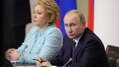 Председатель Совета Федерации РФ Валентина Матвиенко и президент России Владимир Путин на  встрече с членами Совета законодателей при Федеральном собрании РФ в Санкт-Петербурге 27 апреля 2018 года. (Mikhail Klimentyev/Sputnik/AFP via Getty Images)