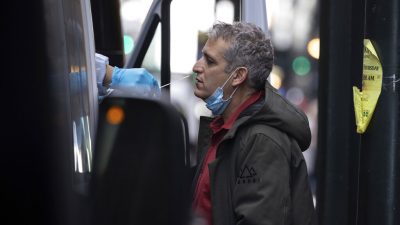 Забор теста на COVID-19 на полигоне возле Центрального вокзала Нью-Йорка 3 декабря 2021 г. Фото: Yuki Iwamura/AP Photo
