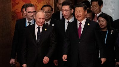 Президент России Владимир Путин (слева) и лидер Китая Си Цзиньпин на банкете для лидеров форума «Один пояс, один путь» в Большом Народном зале в Пекине, Китай, 26 апреля 2019 г. (Nicolas Asfouri/Pool/Getty Images)