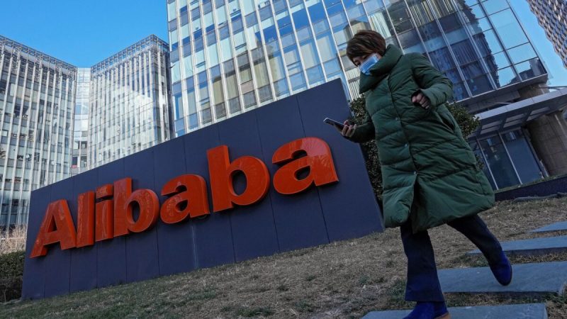 Жертвы сексуального насилия в Китае сталкиваются с оскорблениями и местью Женщина в защитной маске проходит мимо офисов китайской компании электронной коммерции Alibaba в Пекине, 13 декабря 2021 года. (Andy Wong/AP Photo)