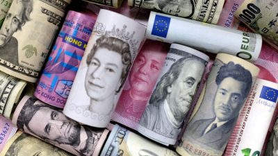 Банкноты евро, гонконгский доллар, доллар США, японская иена, фунт стерлингов и китайские банкноты по 100 юаней, 21 января 2016 г. (Jason Lee/Illustration/Reuters)