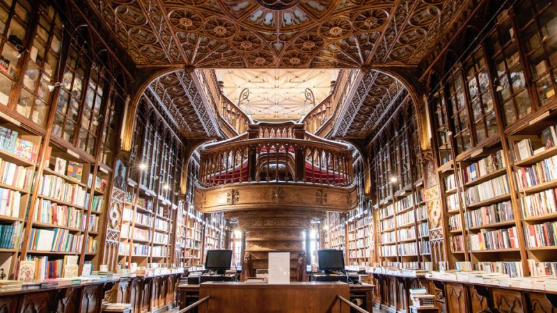 Любители чтения не должны пройти мимо крупнейшего книжного магазина «Livraria Lello»; здесь предлагают книги на английском и португальском языках. (Ivo Rainha photos/ unsplash)