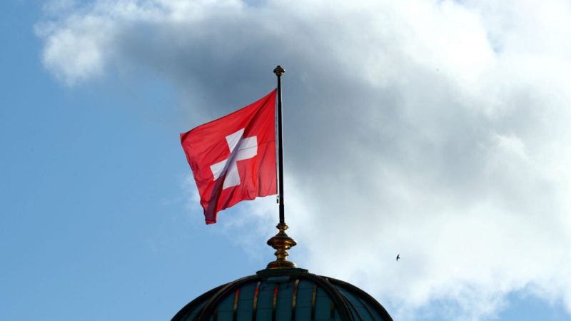 Флаг на здании парламента Швейцарии (Bundeshaus) после еженедельного правительственного заседания в Берне, Швейцария, 27 ноября 2019 г. (Denis Balibouse/Reuters) 