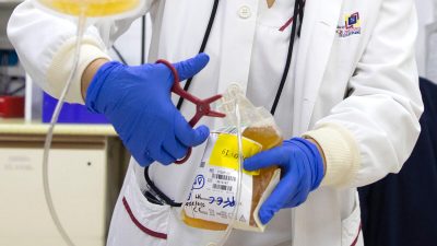 Лаборант готовится обработать пакет с плазмой крови в рамках исследования плазмы выздоровевших пациентов для лечения пациентов с COVID-19 5 октября 2020 г. Фото: Jaime Reina/AFP via Getty Images
