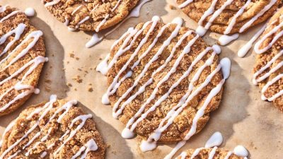 Рассыпчатое и нежное печенье-пирожное с коричневым сахаром и корицей, покрытое узорами сладкой глазури. (Joe Lingeman/TNS)
