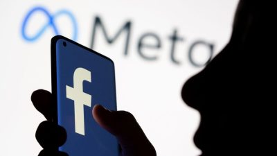 Смартфон с логотипом Facebook на фоне нового логотипа ребрендинга Facebook Meta. Фото: Dado Ruvic / Illustration / Reuters
