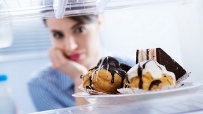 Эмоциональное питание относится к употреблению пищи для улучшения самочувствия — для наполнения желудка, а не для удовлетворения эмоциональных потребностей. Фото: Stokkete via Dreamstime