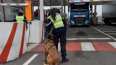 Грузовые фуры на таможне. Фото: PHILIPPE HUGUEN/AFP via Getty Images)