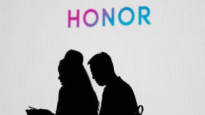 Смартфоны Honor. Фото:  TOLGA AKMEN/AFP via Getty Images)