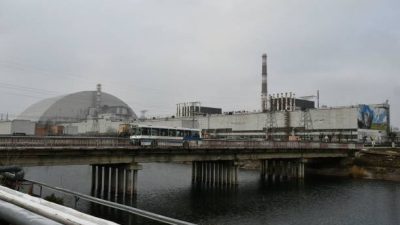 Общий вид Чернобыльской АЭС и гигантский защитный купол, возведенный над саркофагом разрушенного четвертого реактора. . Фото: GENYA SAVILOV/AFP via Getty Images)