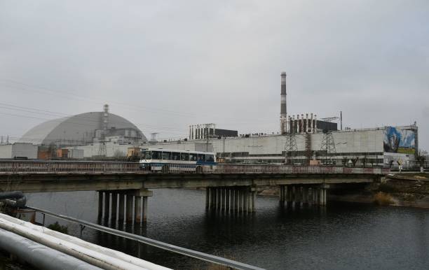 Средство атомной безопасности Общий вид Чернобыльской АЭС и гигантский защитный купол, возведенный над саркофагом разрушенного четвертого реактора. . Фото: GENYA SAVILOV/AFP via Getty Images)