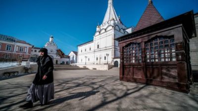 Двор Владычно-Введенского русского православного женского монастыря, основанного в 1360 году в городе Серпухове. Фото: YURI KADOBNOV/AFP via Getty Images)