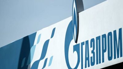 Логотип российского энергетического гиганта «Газпром» на одной из его автозаправочных станций в Москве. (KIRILL KUDRYAVTSEV/AFP via Getty Images)